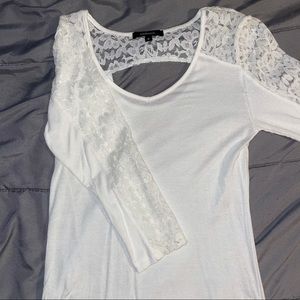 White cropped sleeve with lace